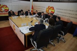 JAVNOST GNEVNA ZBOG BAHATIH BONUSA: Makedonci potpisuju internet peticiju za smenu 9 članova Državne izborne komisije