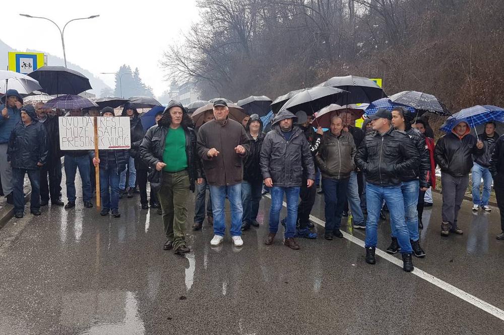 HAOS NA PUTU KA CRNOJ GORI: Nezadovoljni malinari blokirali magistralu u Prijepolju