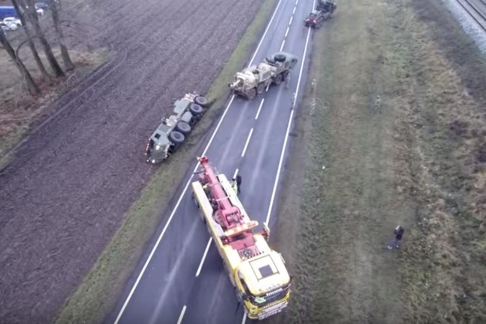 (VIDEO) NATO SE OBRUKAO PRED POLJACIMA: Vojni konvoj se zaglavio u blatu, morali meštane da zovu u pomoć