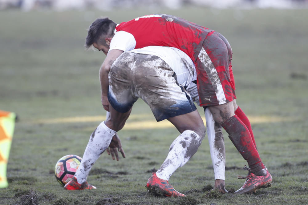 (VIDEO) PARTIZAN U SKANDALOZNOM MEČU PORAŽEN OD NAPRETKA: Navijači 3 puta prekidali meč, igrači crno-belih se međusobno svađali