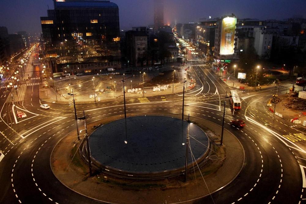 PATKOMOBIL: Članovi Ne davimo Beograd kružilili oko fontane na Slaviji u automobilu u obliku patke