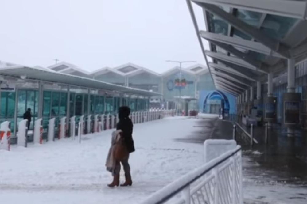 (VIDEO) SNEG OKOVAO EVROPU: Otkazani letovi širom Britanije i Nemačke, u Francuskoj zbog vetra nema struje!