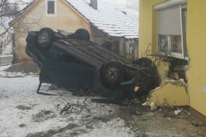 (FOTO) PIJANI VOZAČ SE ZABIO U DNEVNU SOBU: Vlasnik gledao televiziju kada mu je automobil probio zid