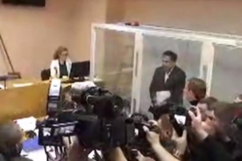 (VIDEO UŽIVO) KIJEV POD OPSADOM: Sakašvili se pojavio na suđenju i otpevao himnu Ukrajine, pristalice pokušale da uđu u sudnicu!