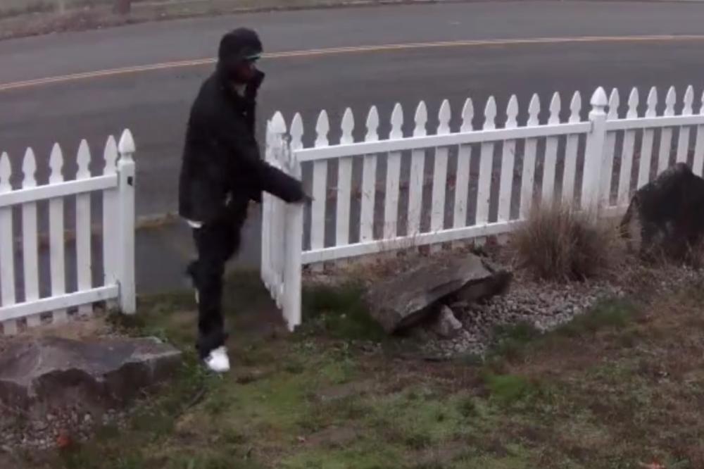 (VIDEO) BUM U LICE: Još jedan lopov pokušao da ukrade pakete, pa se loše proveo!