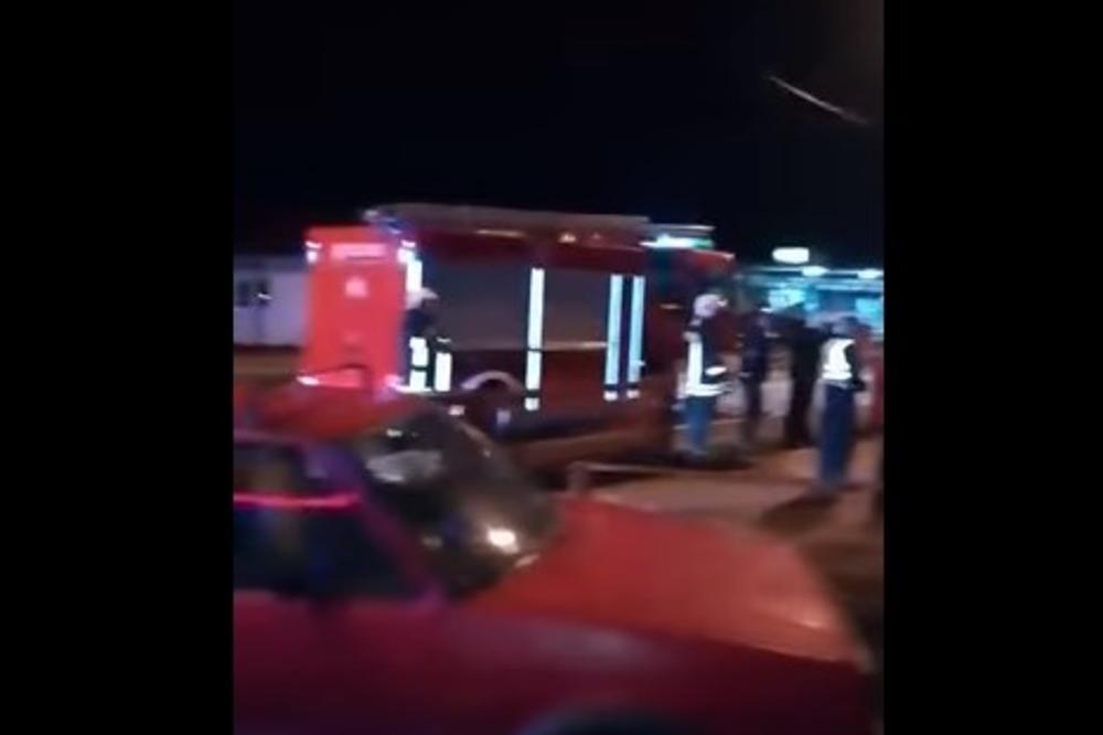 (VIDEO) JAKO NEVREME U BIH: U Bihaću vetar odneo krov, uništeni automobili na parkingu!