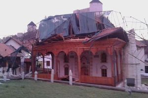 VETAR ODUVAO MINARET U TEŠNJU: Oluja oštetila Čaršijsku džamiju