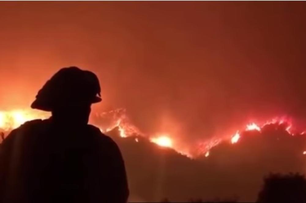 (VIDEO) APOKALIPTIČNE SCENE IZ LOS ANĐELESA: Vatrogasci nemoćni u borbi sa vatrenom stihijom, sprženo 95.000 hektara, pepeo pada kao sneg!