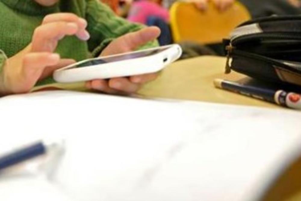 ZABRANJENI MOBILNI TELEFONI U ŠKOLAMA: Đaci u Francuskoj u učionicu bez mobilnog!