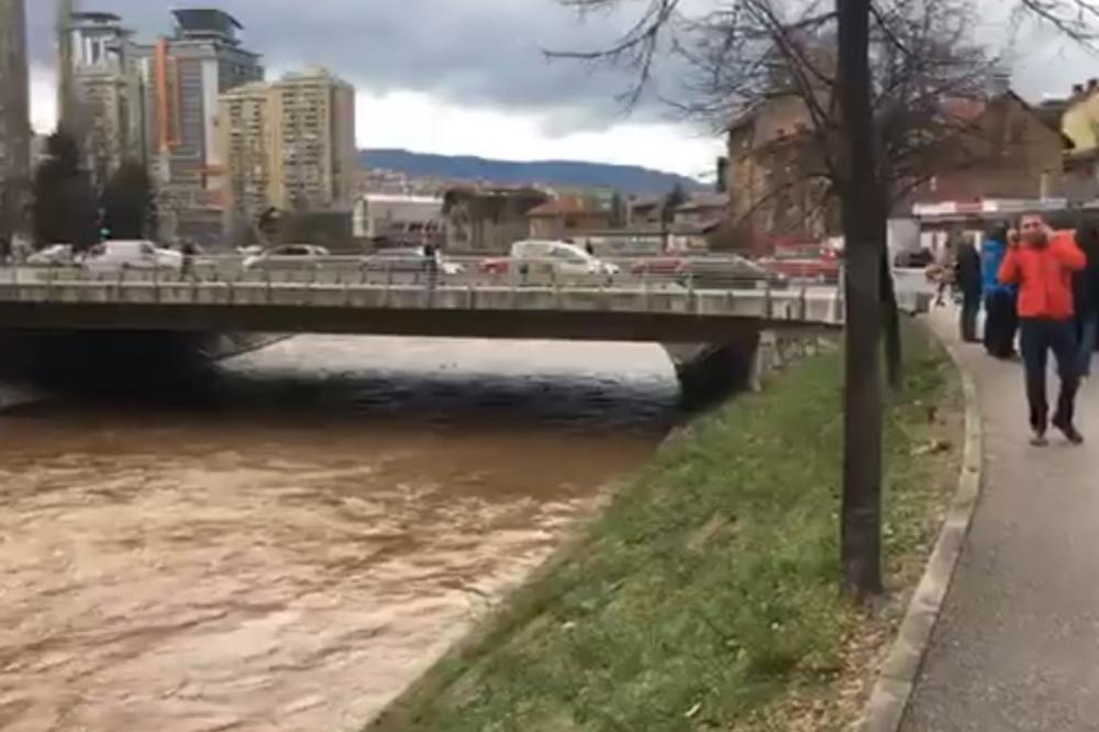 (VIDEO) TRAGEDIJA U SARAJEVU: Konobar upao u Miljacku, vlasnik skočio da ga spase i obojica nestala u reci!