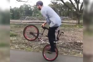 (VIDEO) USPRAVNO, NAOPAKO, SA STRANE: Pogledajte kako sve ovaj baja vozi BMX bicikl!