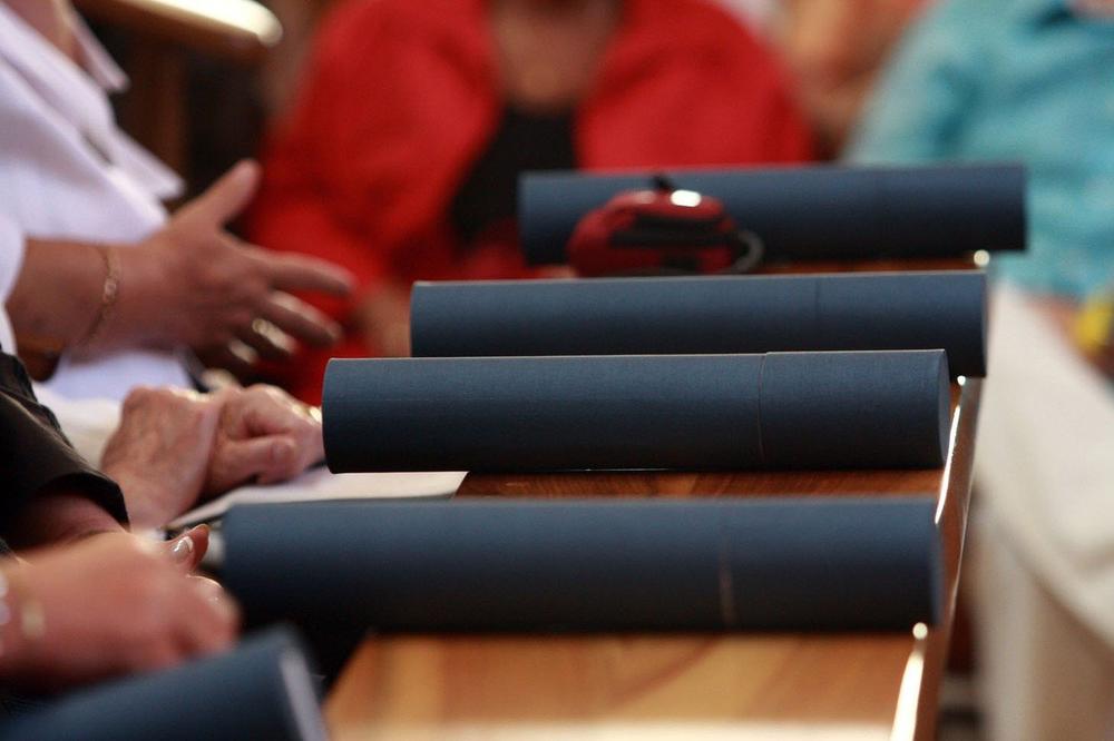CRNOGORCI SE HVATAJU U KOŠTAC SA FALSIFIKATIMA: Krivične prijave protiv 40 ljudi sa lažnim diplomama