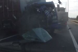 (VIDEO) PAKLEN SUDAR, A NI OGREBOTINE: Vozač kamiona se spasao neverovatnim potezom!