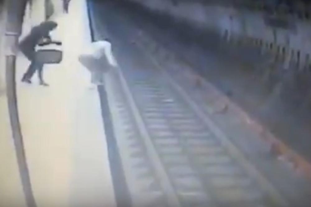 Мужчина толкнул под поезд