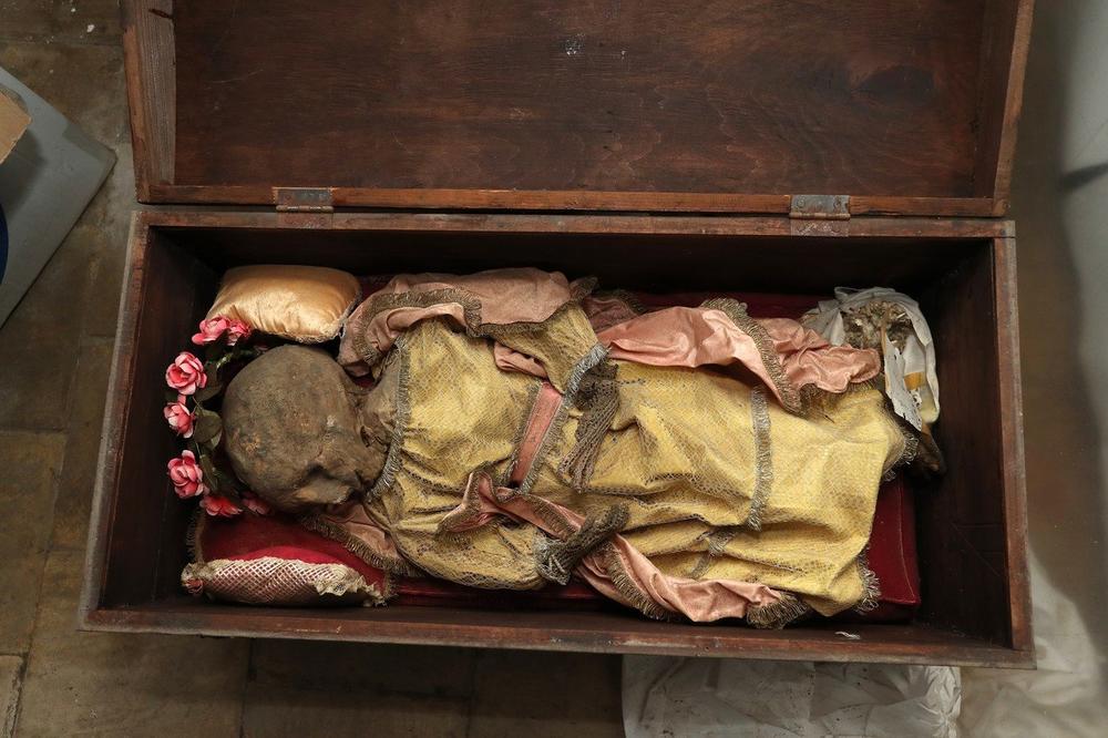 (VIDEO) ZOVE SE NIMFA: U skladištu groblja pronašli mumificiranu devojčicu! Niko ne zna ništa o njoj
