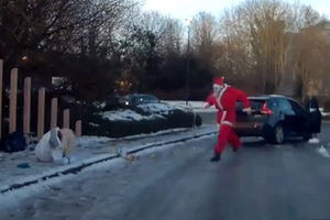 (VIDEO) DEDA MRAZE, PRAVI SI CAR! Ako ste bili dobri kao ovaj lik, onda ste stvarno zaslužili poklon!