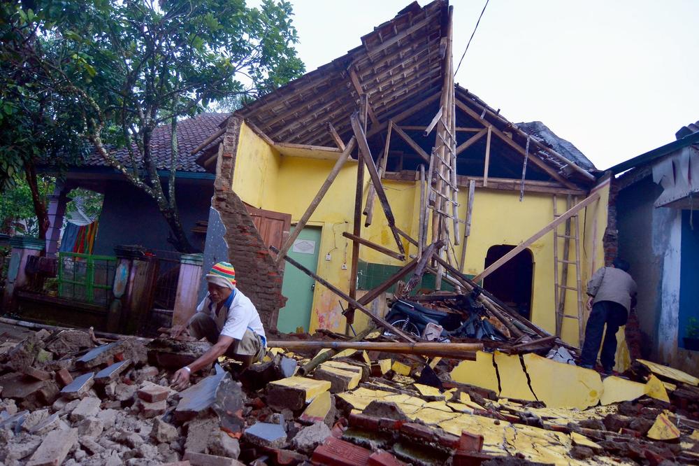 INDONEZIJU POGODIO JAK ZEMLJOTRES: Poginulo troje, 40 zgrada se urušilo
