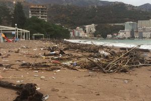 (FOTO) RUŽNI PRIZORI: Ričardova glava pretvorena u deponiju, otpad i na plaži u Bečićima