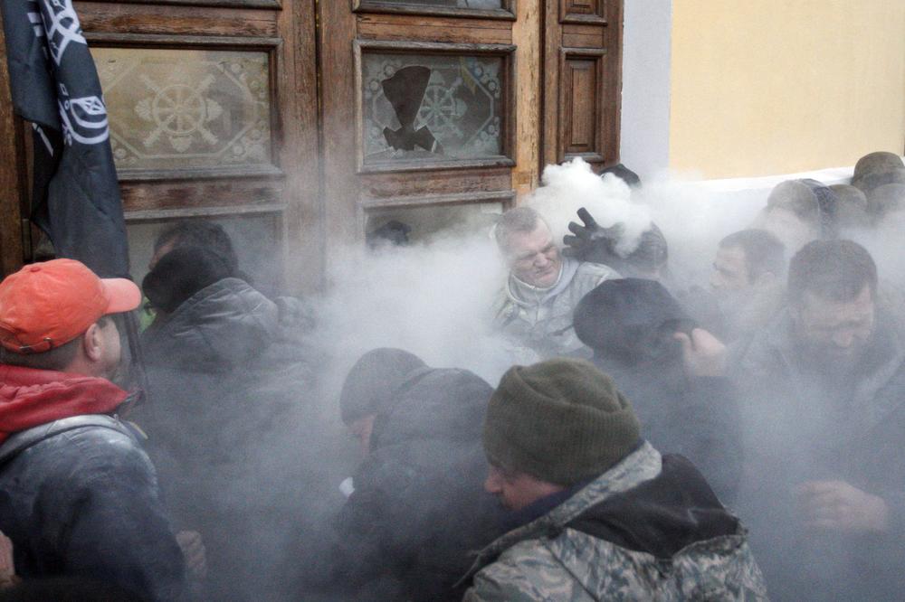 (FOTO) NEREDI U KIJEVU: Opšta tuča Sakašvilijevih pristalica i policije!