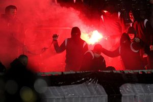 FSS NEMILOSRDAN: Večiti rivali kažnjeni zbog incidenata na derbiju! Partizan igra bez publike