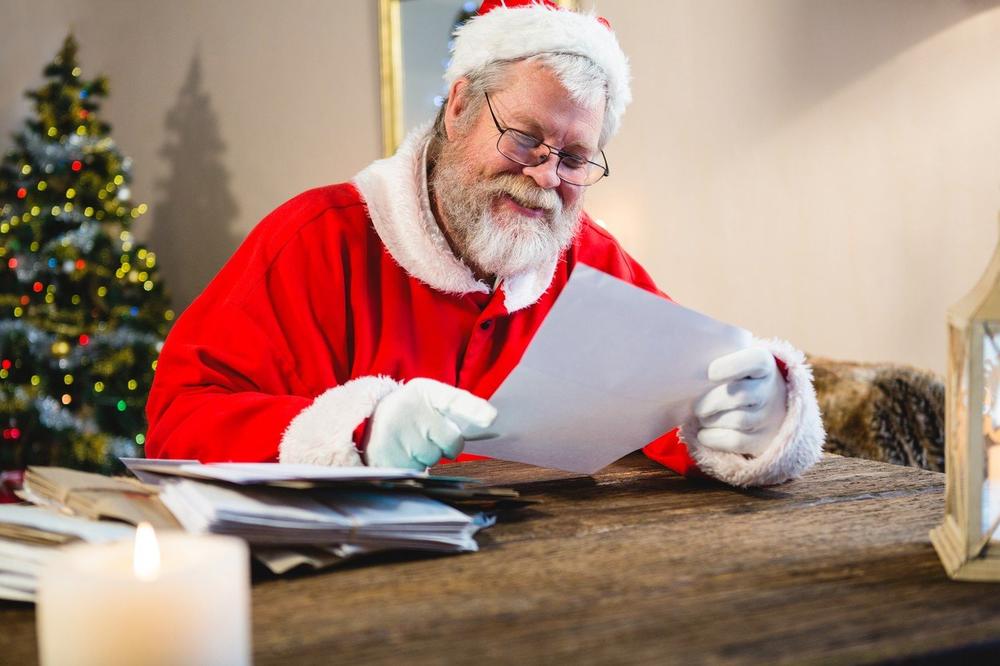 SAKUPLJA NOVAC ZA DECU: Lažni Deda Mraz vara Subotičane