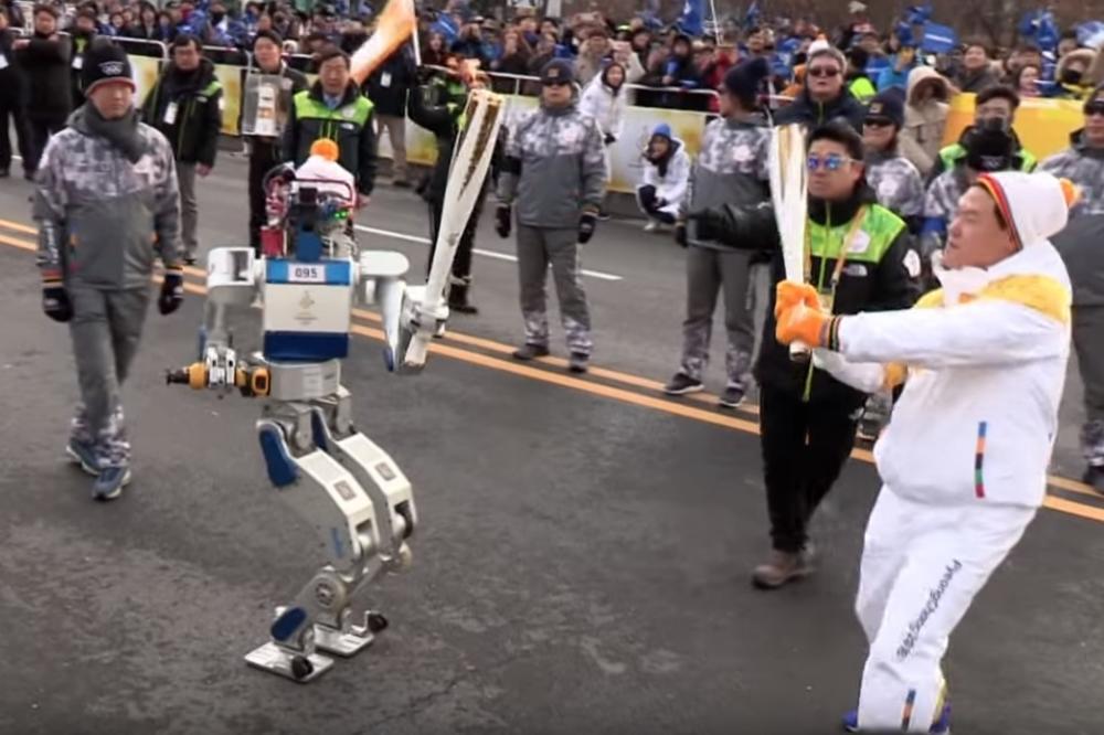 (VIDEO) JOŠ SAMO DA POČNU DA SE TAKMIČE SA SPORTISTIMA: Robot prvi put nosio olimpijsku baklju