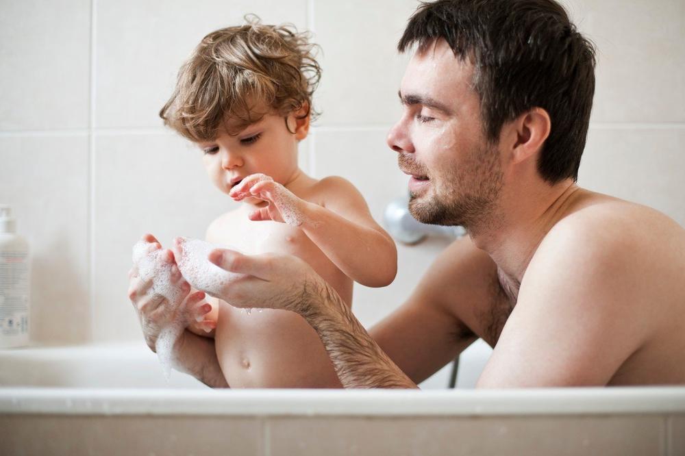 STATUS KOJI JE IZAZVAO HAOS NA FEJSBUKU: Majke bi trebalo da kupaju devojčice, a očevi dečake!