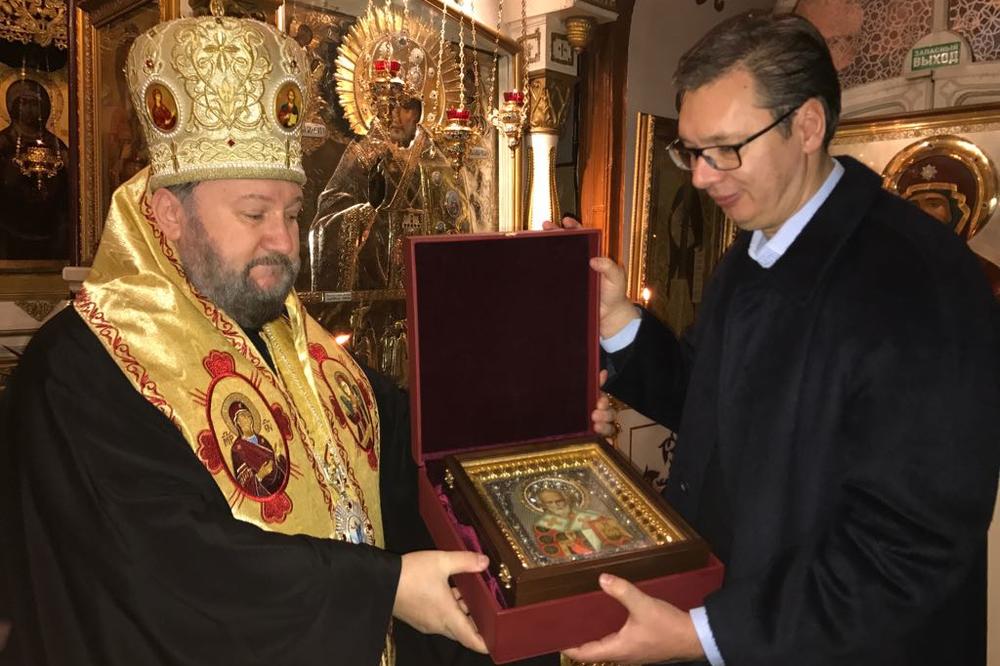(FOTO) DALEKO OD KUĆE, ALI U BRATSKOJ, PRAVOSLAVNOJ RUSIJI: Predsednik Vučić obeležio Nikoljdan u moskovskom hramu