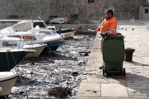 (VIDEO) HRVATI U PANICI: More je na obalu poslednjih dana izbacilo tone smeća, bombu i mrtvog kita!