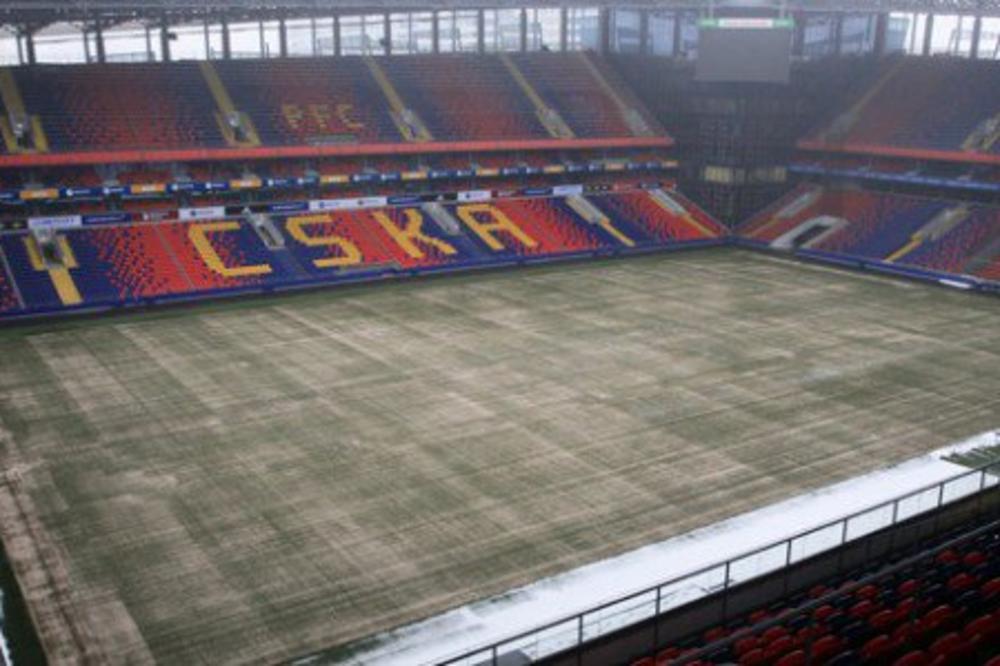 (FOTO) ARMEJCI MENJAJU PODLOGU PRED CRVENO-BELE: CSKA stavlja novu travu pred meč sa Zvezdom!