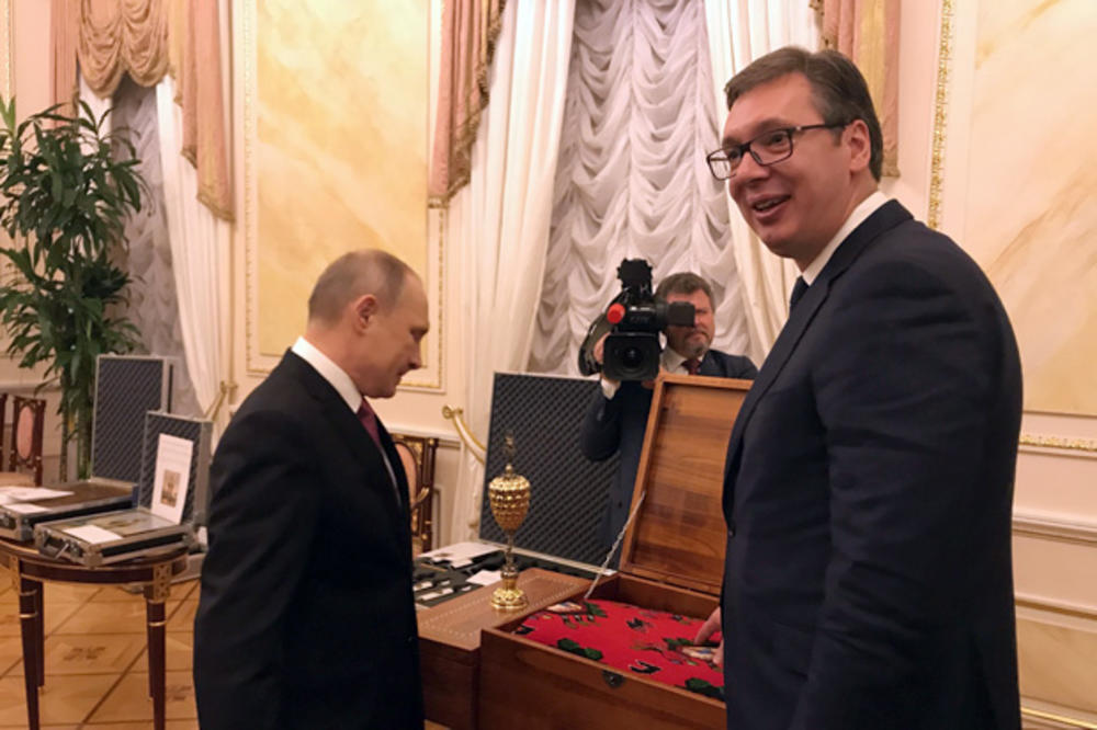 (FOTO) PIROTSKI ĆILIM I IKONA SVETOG SAVE: Vučić i Putin razmenili poklone