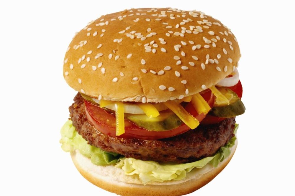 MISLILI SMO DA SE NIKAD NEĆE DESITI: Mekdonalds izbacio meso i jaja iz burgera!