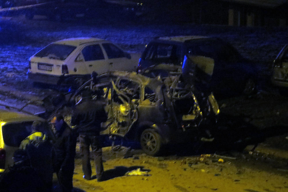 (FOTO) DIGLI GA U VAZDUH: Muškarac poginuo u eksploziji automobila u Nišu