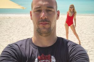 (VIDEO, FOTO) OPUŠTANJE NA VRELOM PESKU: Milan Borjan naterao suprugu da obuče seksi crveni kupaći!