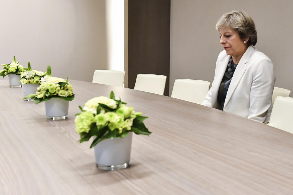 ZAŠTO JE TEREZA MEJ PALA NA KOLENA? Fotografija britanske premijerke obišla svet: Pa, ovo je sramotno! (FOTO)