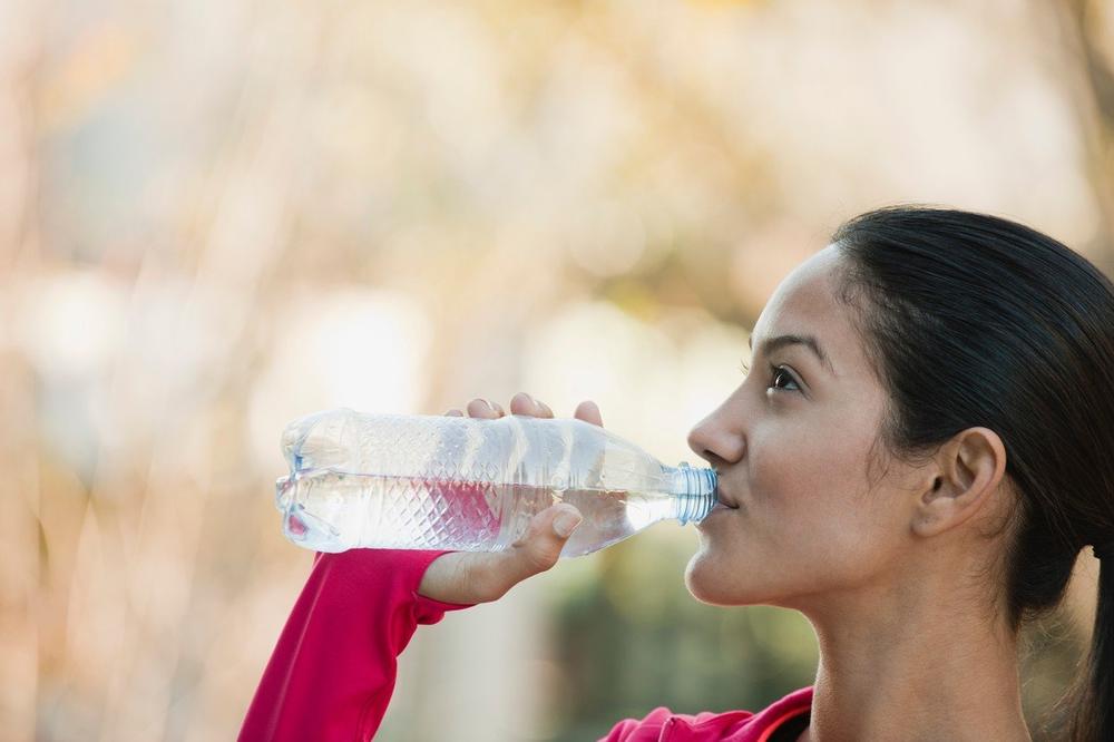 ALARMANTNO UPOZORENJE: Nikako ne smete piti iz iste flašice za vodu ceo dan, a evo zašto!