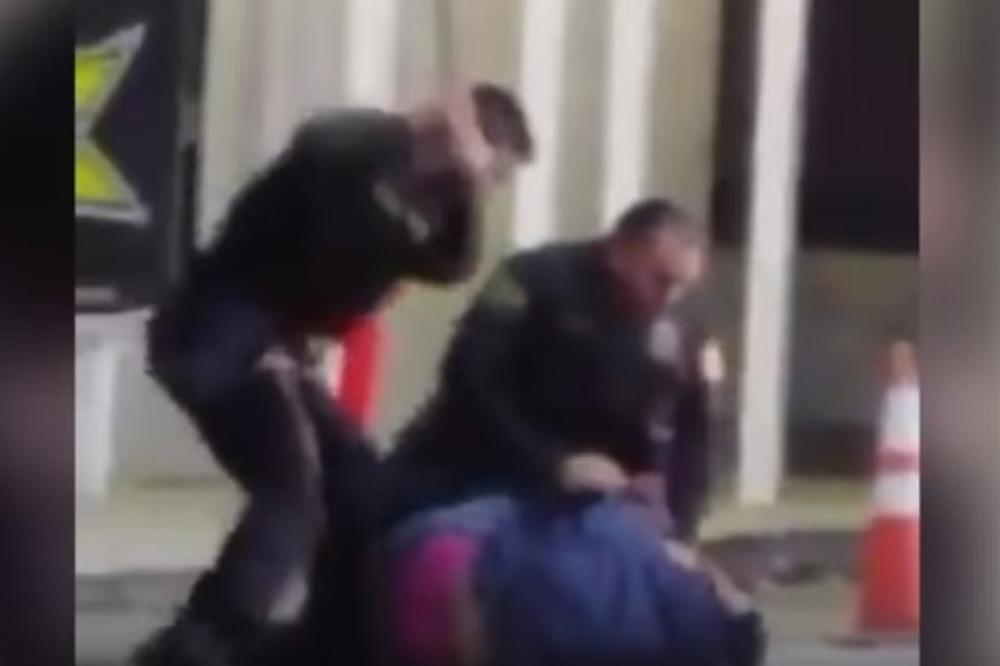 (VIDEO) AMERIČKI POLICAJCI  SLOMILI NOGU ČOVEKU PRI HAPŠENJU: Brutalno ga prebili zbog saobraćajnog prekršaja!