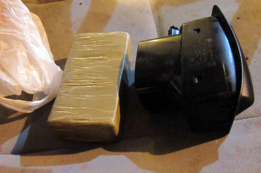(FOTO) ZAPLENA DROGE NA GRANIČNOM PRELAZU ŠID: Sakrio 1,4 kilograma heroina u zadnjem sedištu automobila, pa uhapšen!