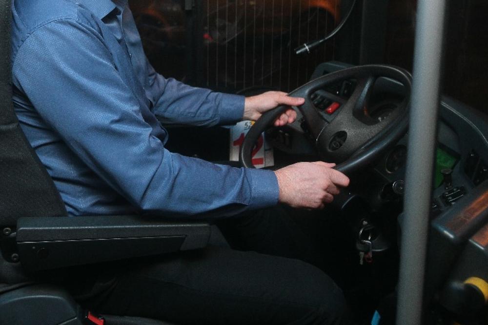 VOZAČ GSP O KOME BRUJI CEO BEOGRAD: Stao da propusti nesvakidašnje pešake, pa oduševio putnike u autobusu! (FOTO)