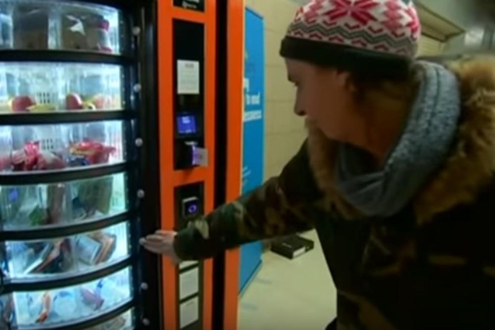 (VIDEO) DOBRA IDEJA: Britanci postavili prvi automat s besplatnom hranom za beskućnike