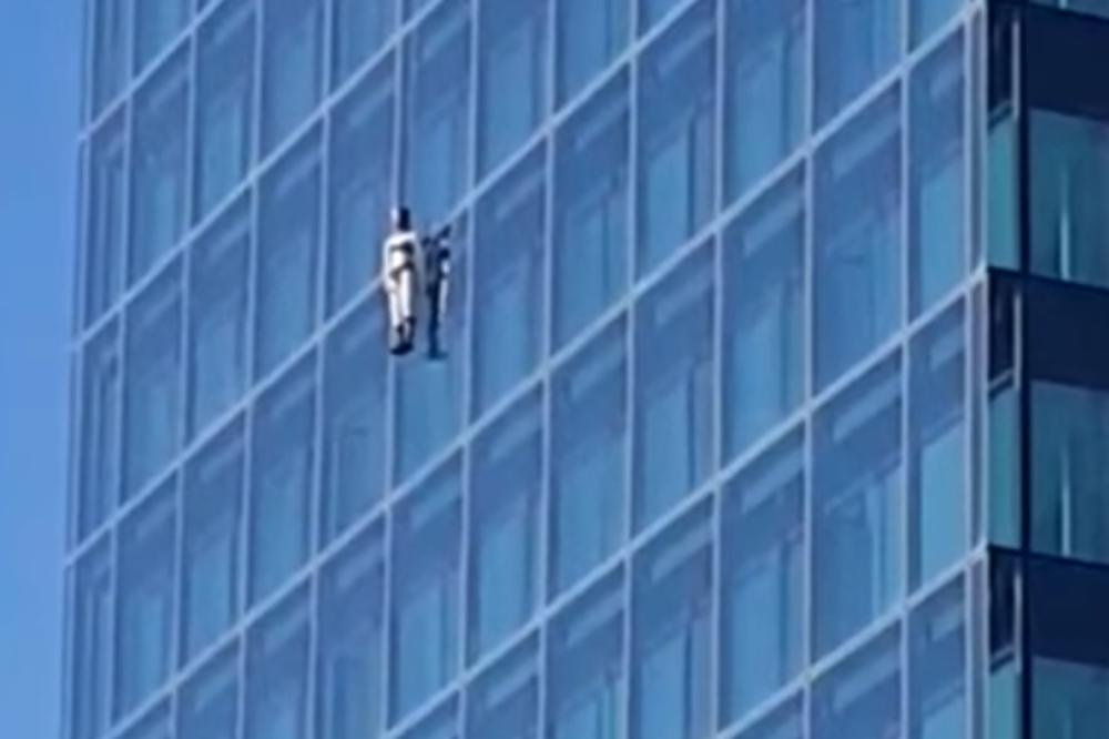 (VIDEO) MORBIDNA ŠALA: Splićani u neverici gledali ženu kako visi sa zgrade, a onda odahnuli!
