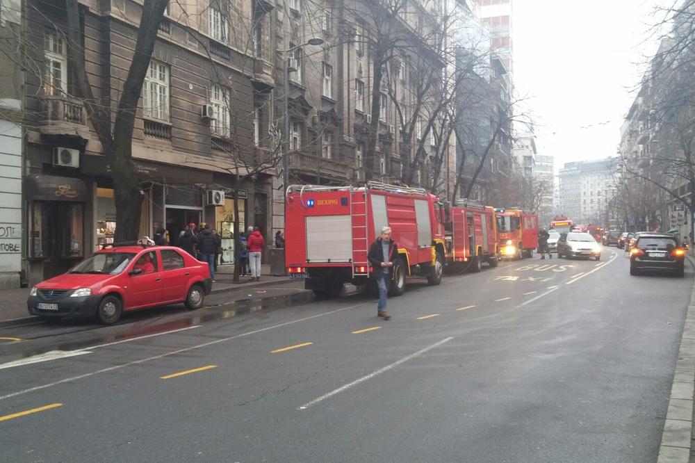 (FOTO, VIDEO) DIM KULJA U CENTRU BEOGRADA: Požar u Makedonskoj, vatrogasci na licu mesta!