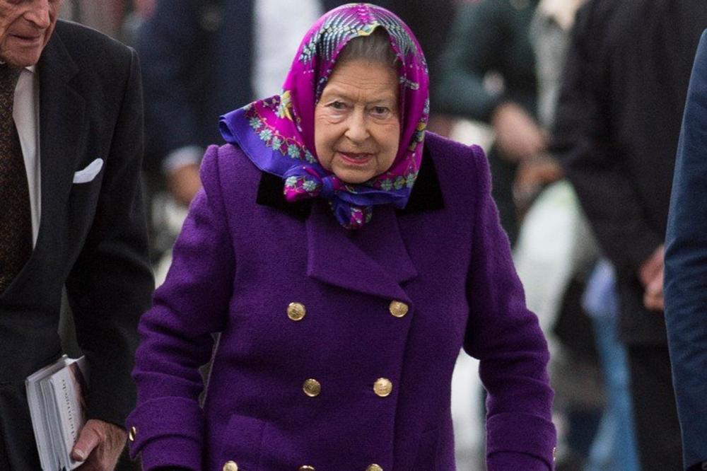 NE ODUSTAJE: Kraljica Elizabeta nosi isti model cipela više od 50 godina, evo šta želi da poruči...