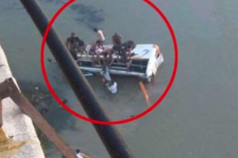 (VIDEO) TRAGEDIJA U INDIJI: Autobus se survao u reku, najmanje 32 mrtvih