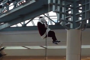 (VIDEO) A MOGAO JE LEPO KROZ DIMNJAK: Deda Mraz se obrukao pred punim tržnim centrom!