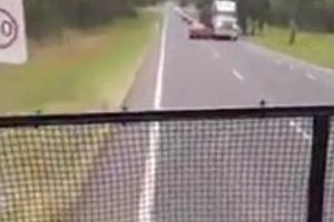 (VIDEO) STRAŠNI SNIMCI LUDE VOŽNJE: Automobil jurio autoputem, 10 puta udarao druga vozila, a onda je nastao HOROR!