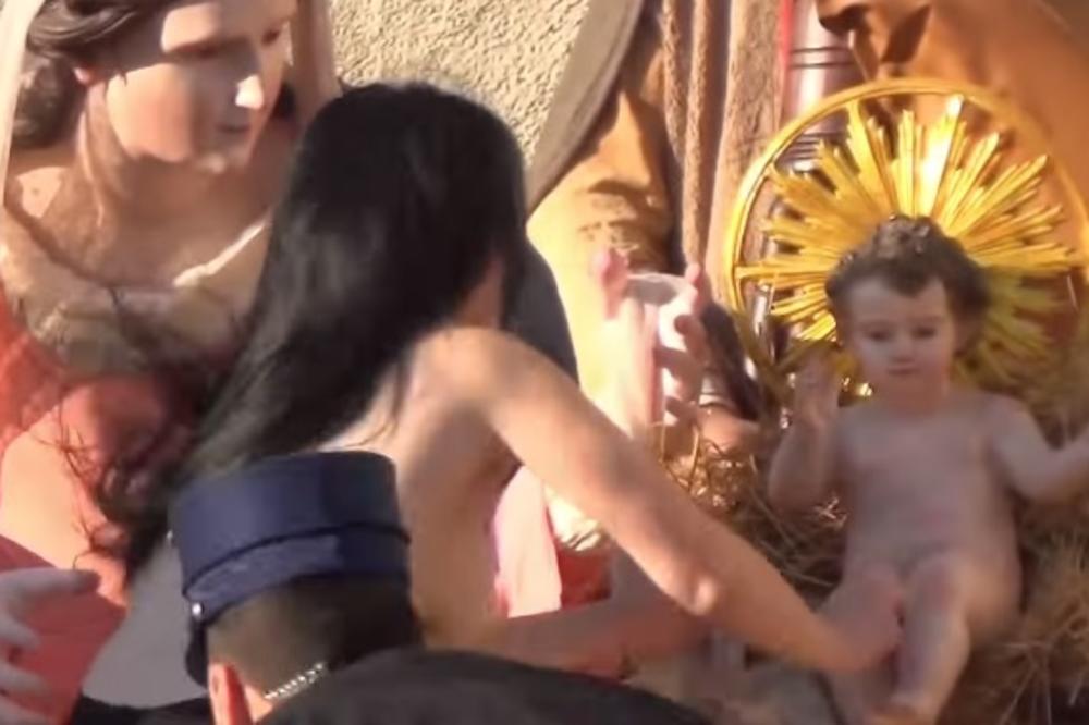 (VIDEO) SEKSTREMISTA: Polugola aktivistkinja Femena pokušala da ukrade bebu Isusa iz Vatikana