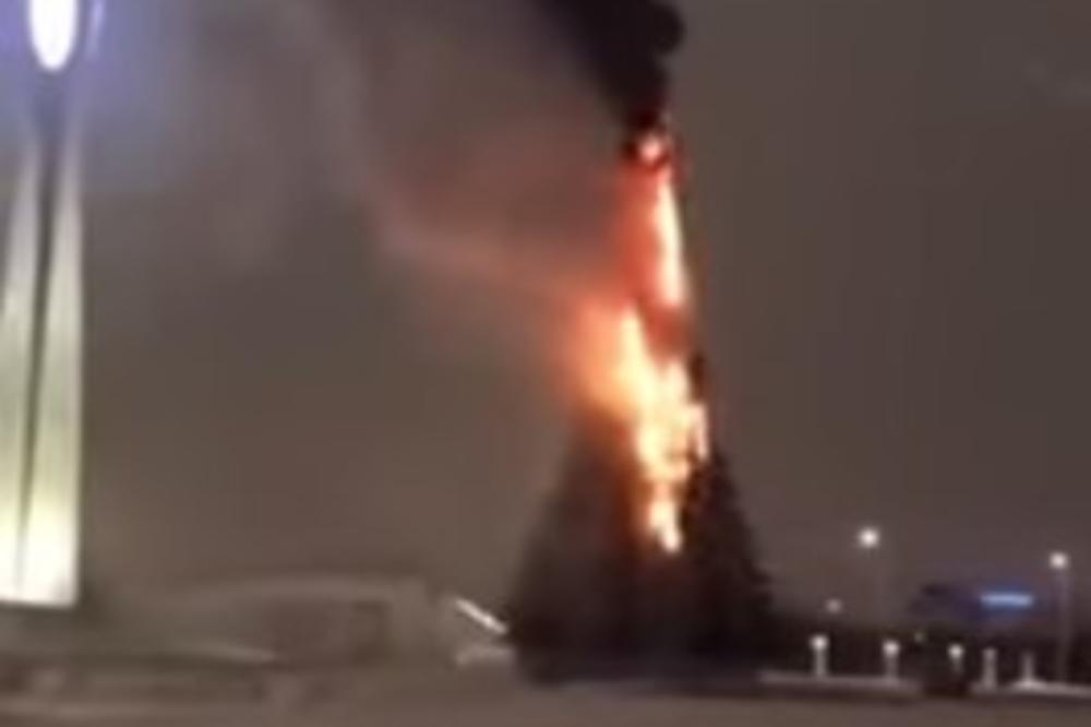 (VIDEO) NEVEROVATNA NEZGODA U ASTANI: Izgorela novogodišnja jelka!
