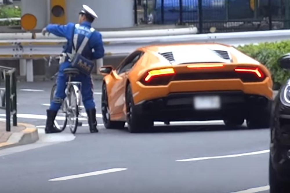 (VIDEO) NIJE RAZMIŠLJAO NI TRENUTAK: Policajac seo na bicikl i pojurio prestupnika u besnom autu!