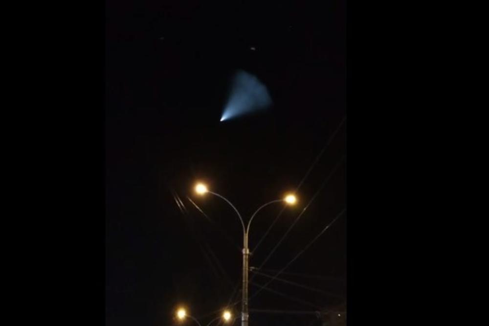 (VIDEO) SVETLOSNA LOPTA KRSTARILA NAD RUSIJOM: Klizila je preko noćnog neba, a onda je eksplodirala!